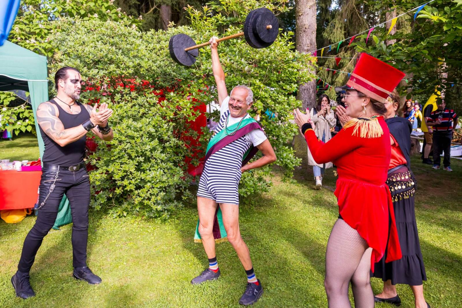 Velbloud, lamy i cirkusový průvod. Petr Janda si pro kolegy připravil zahradní párty