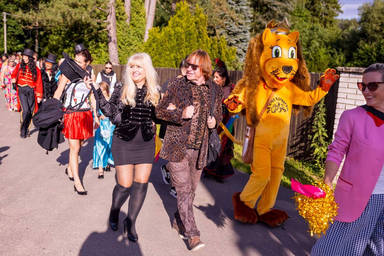 Velbloud, lamy i cirkusový průvod. Petr Janda si pro kolegy připravil zahradní párty