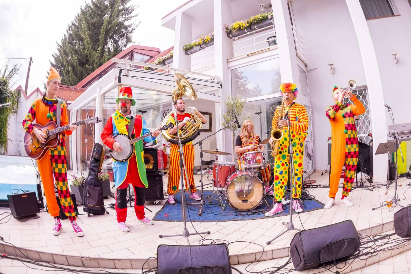 Velbloud, lamy i cirkusový průvod. Petr Janda si pro kolegy připravil zahradní párty