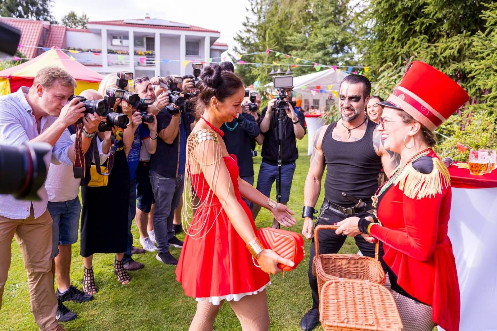 Velbloud, lamy i cirkusový průvod. Petr Janda si pro kolegy připravil zahradní párty