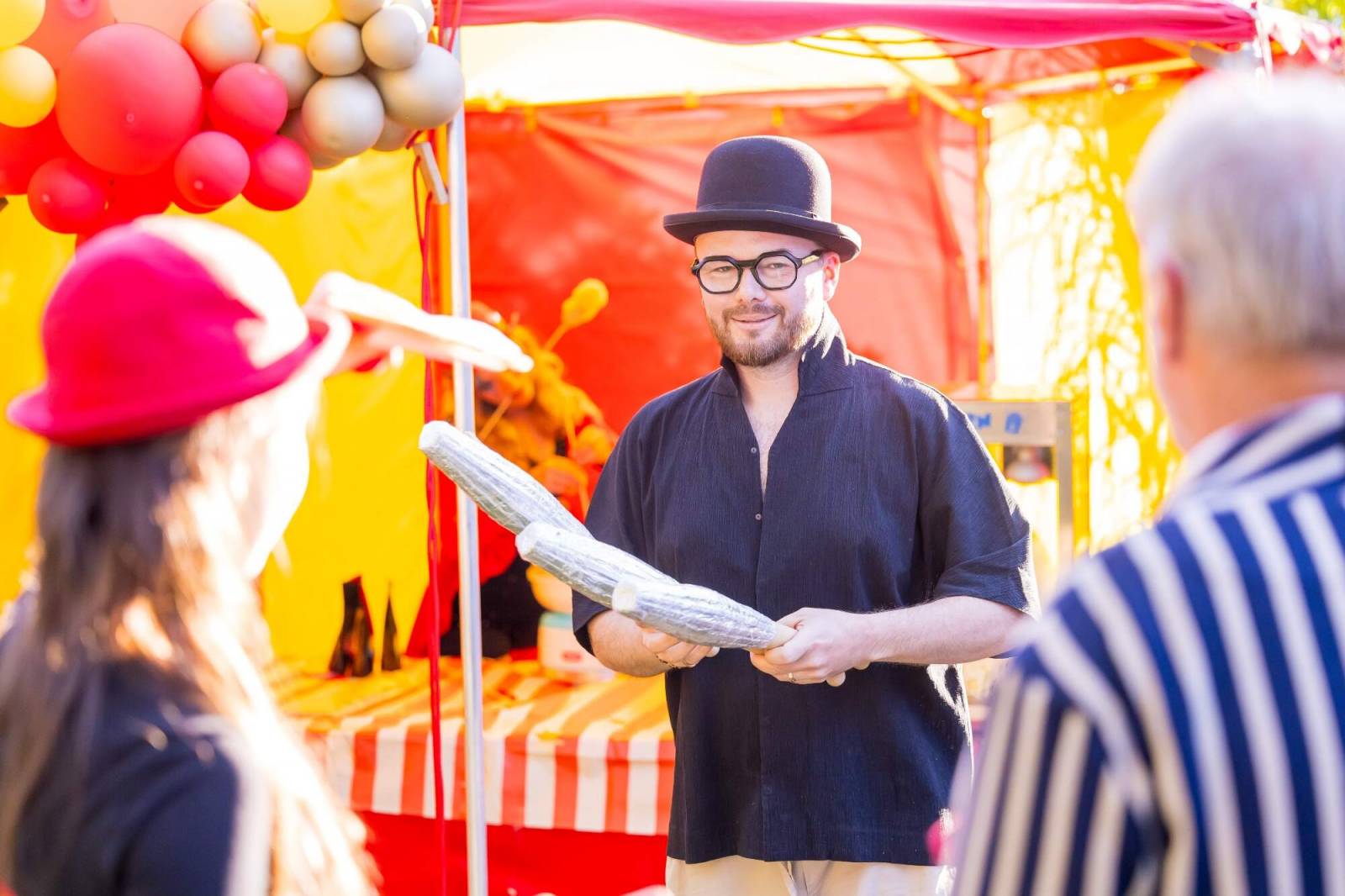 Velbloud, lamy i cirkusový průvod. Petr Janda si pro kolegy připravil zahradní párty