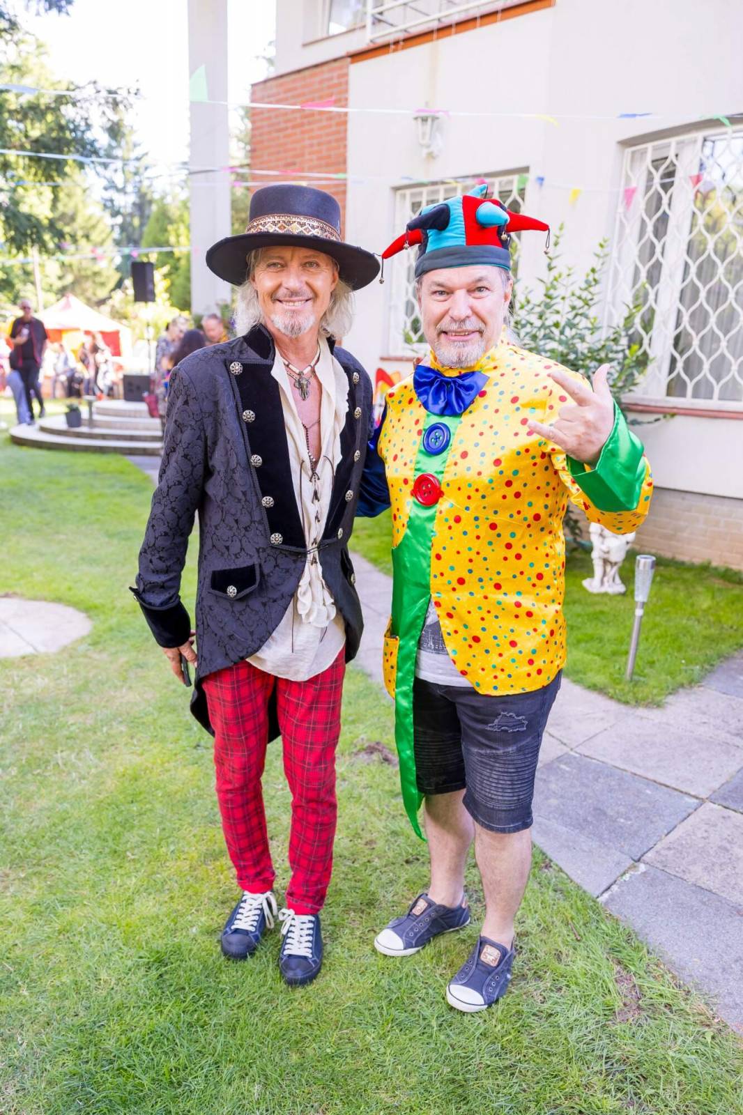 Velbloud, lamy i cirkusový průvod. Petr Janda si pro kolegy připravil zahradní párty