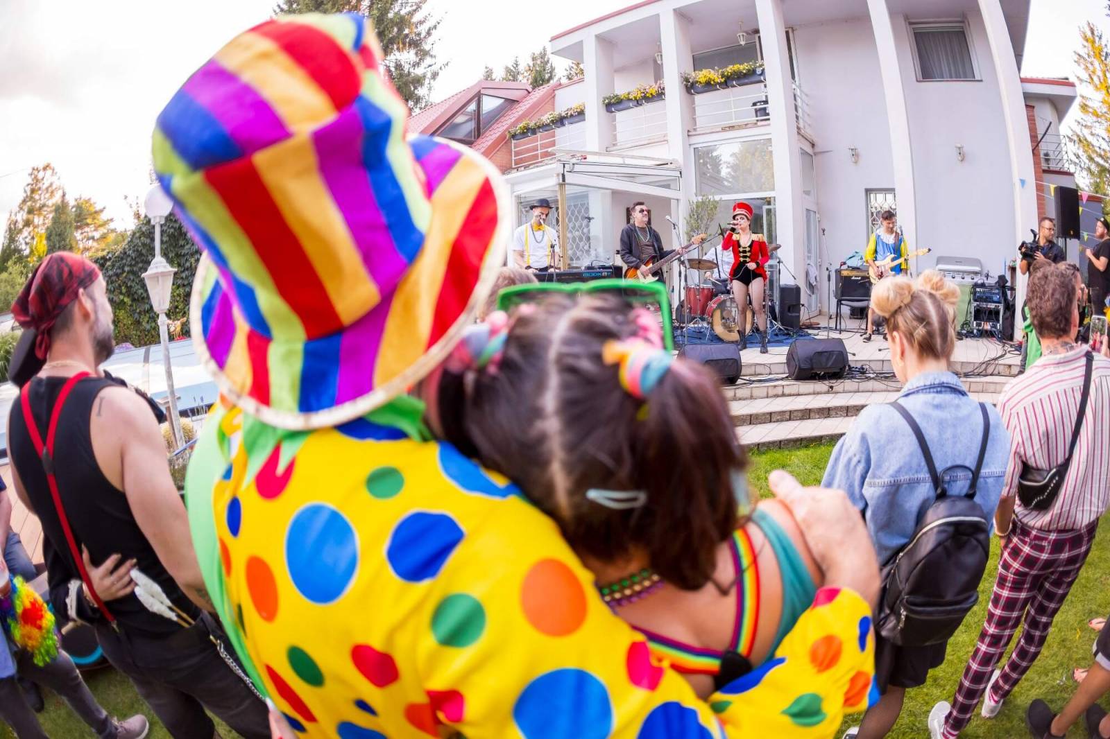 Velbloud, lamy i cirkusový průvod. Petr Janda si pro kolegy připravil zahradní párty