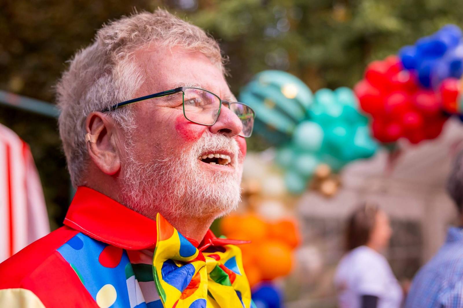 Velbloud, lamy i cirkusový průvod. Petr Janda si pro kolegy připravil zahradní párty