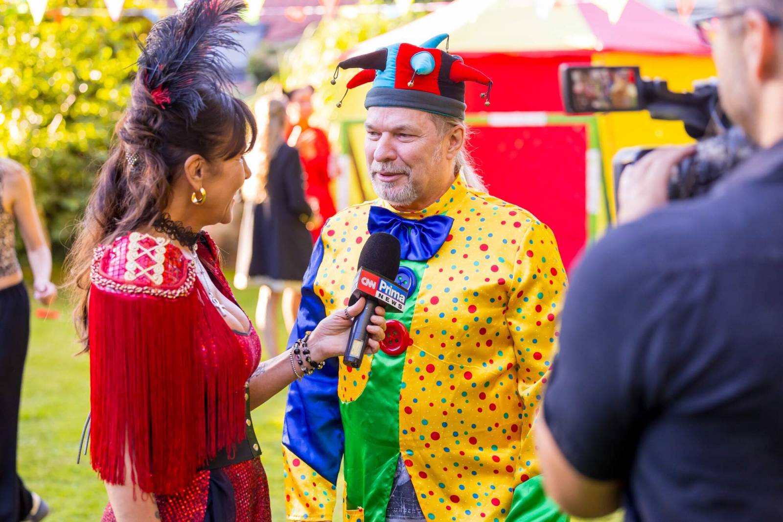 Velbloud, lamy i cirkusový průvod. Petr Janda si pro kolegy připravil zahradní párty