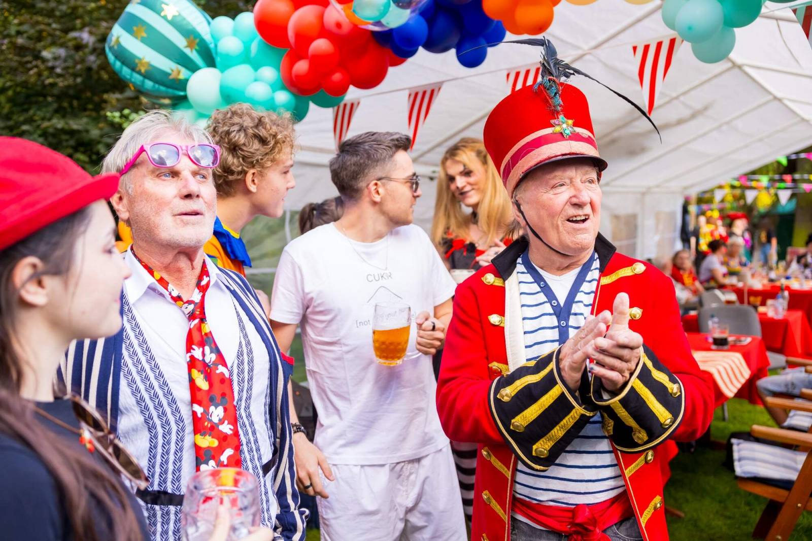 Velbloud, lamy i cirkusový průvod. Petr Janda si pro kolegy připravil zahradní párty