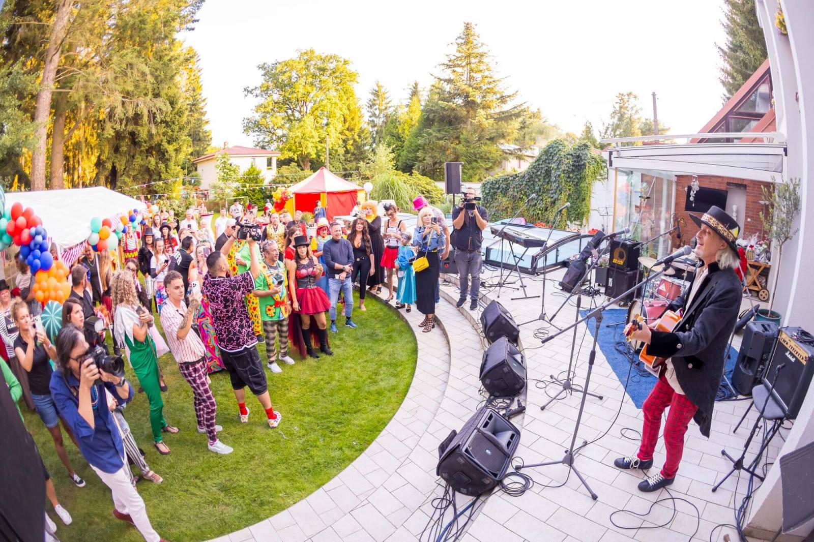 Velbloud, lamy i cirkusový průvod. Petr Janda si pro kolegy připravil zahradní párty