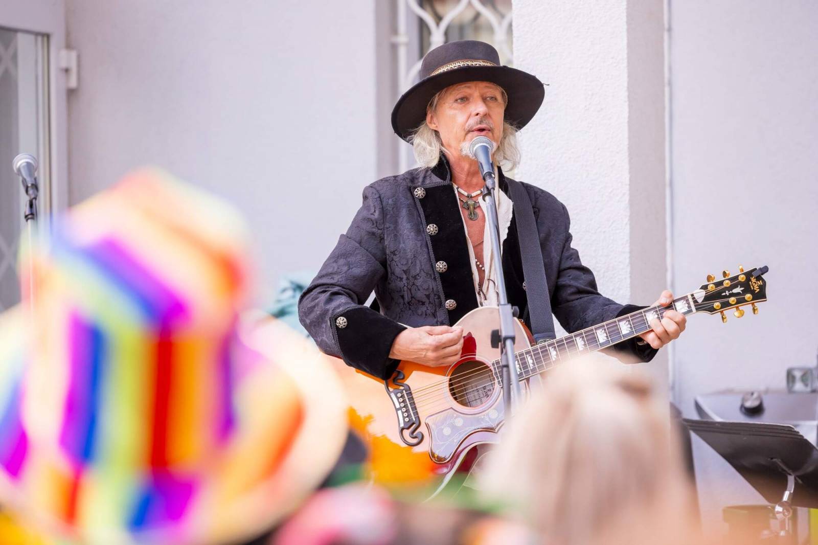 Velbloud, lamy i cirkusový průvod. Petr Janda si pro kolegy připravil zahradní párty