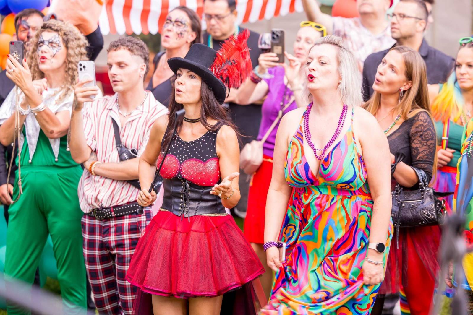 Velbloud, lamy i cirkusový průvod. Petr Janda si pro kolegy připravil zahradní párty