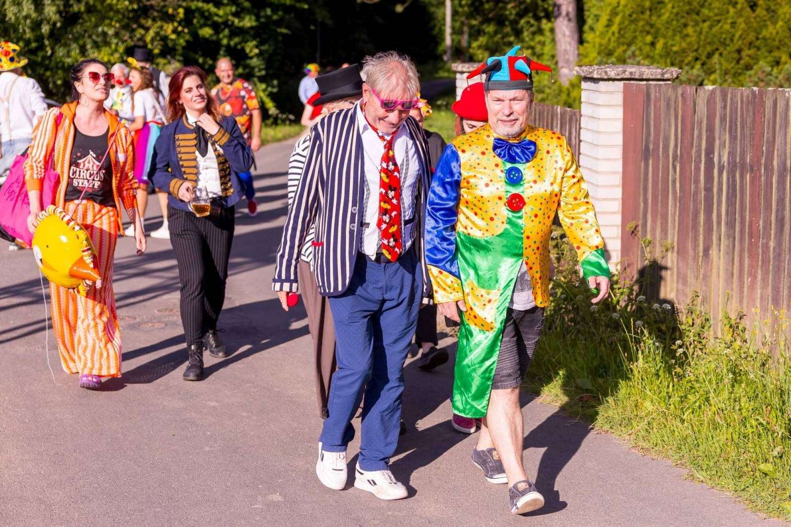 Velbloud, lamy i cirkusový průvod. Petr Janda si pro kolegy připravil zahradní párty