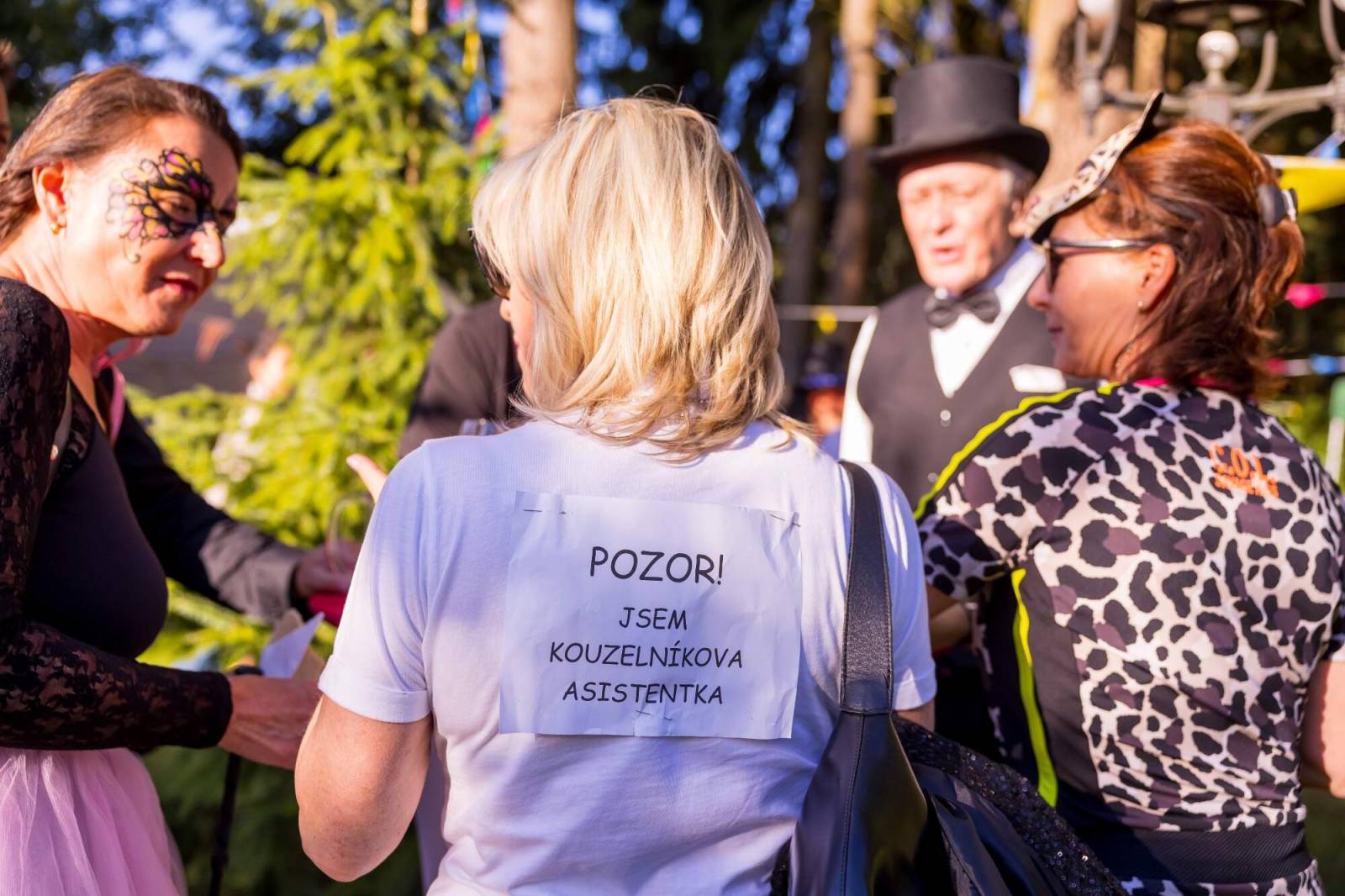 Velbloud, lamy i cirkusový průvod. Petr Janda si pro kolegy připravil zahradní párty