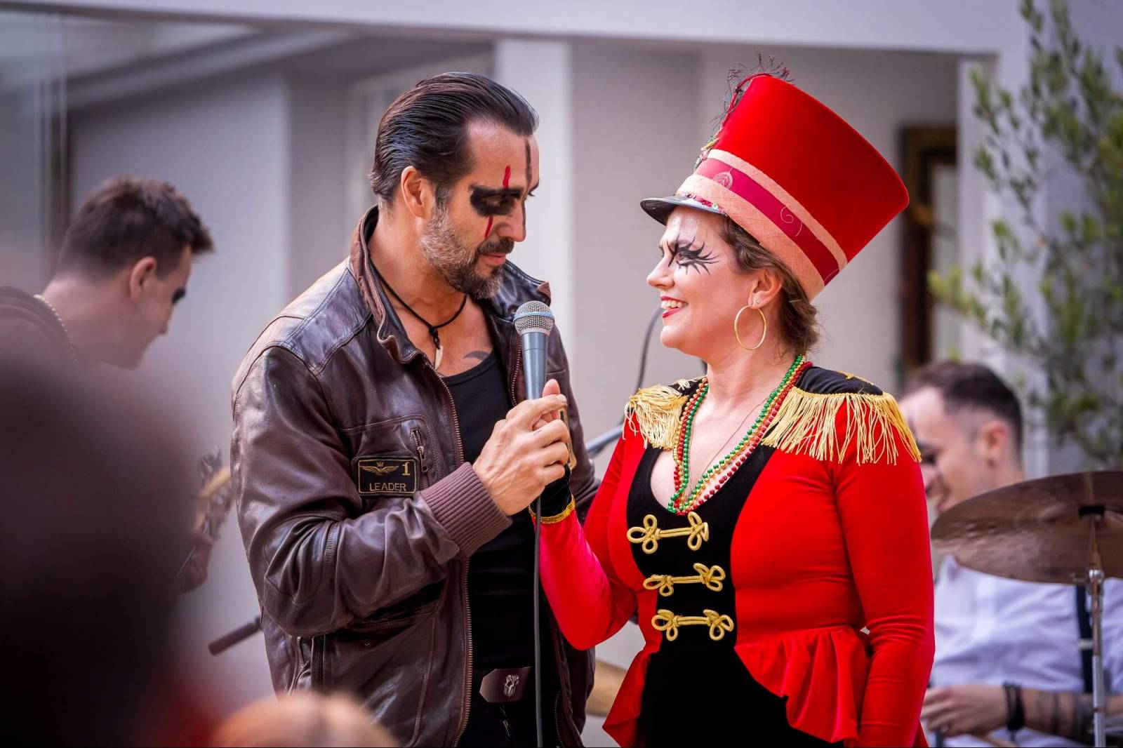 Velbloud, lamy i cirkusový průvod. Petr Janda si pro kolegy připravil zahradní párty