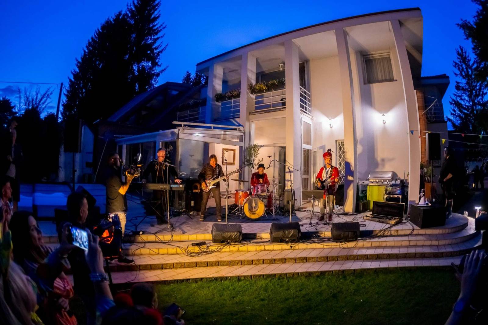 Velbloud, lamy i cirkusový průvod. Petr Janda si pro kolegy připravil zahradní párty