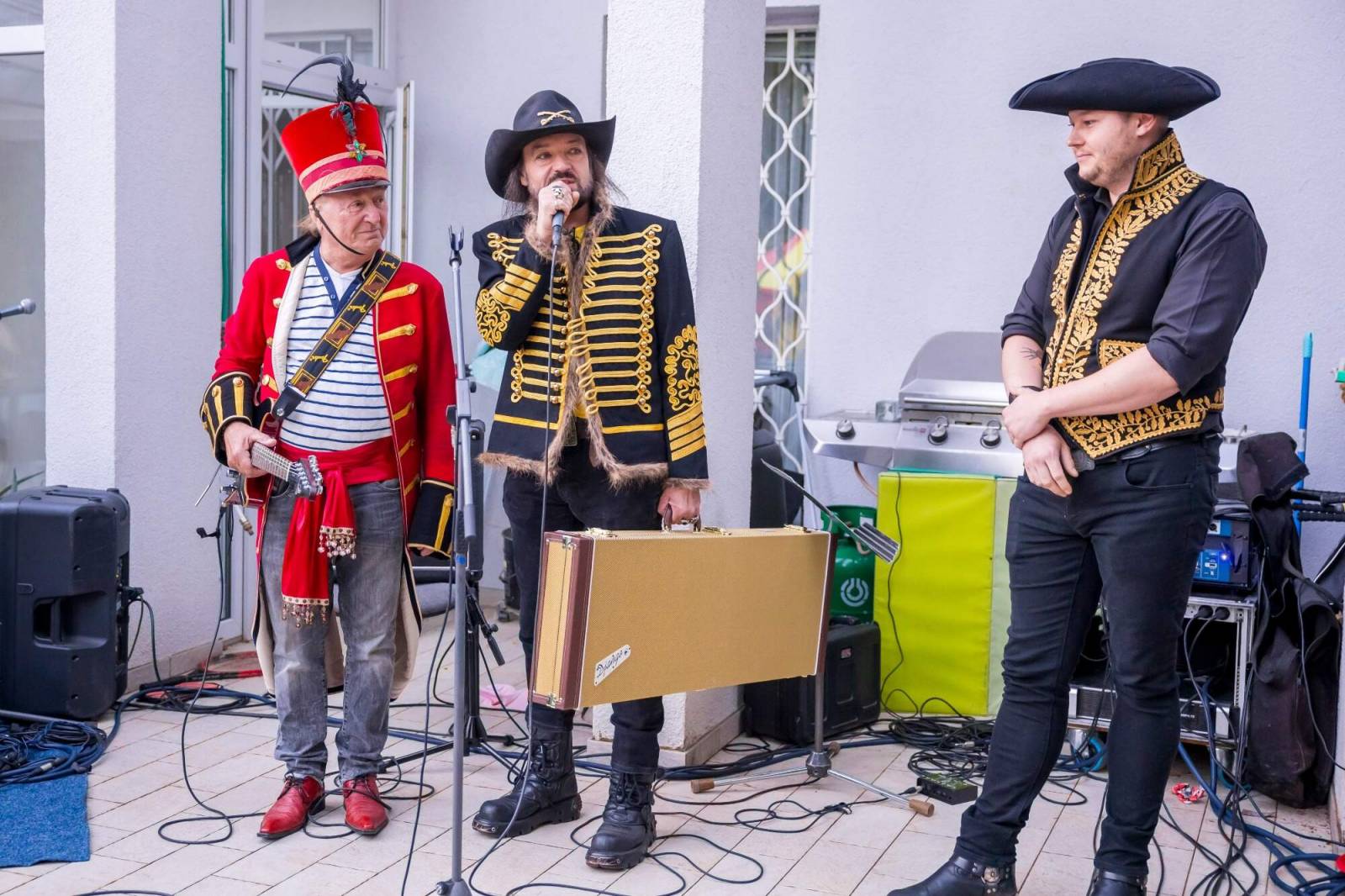 Velbloud, lamy i cirkusový průvod. Petr Janda si pro kolegy připravil zahradní párty