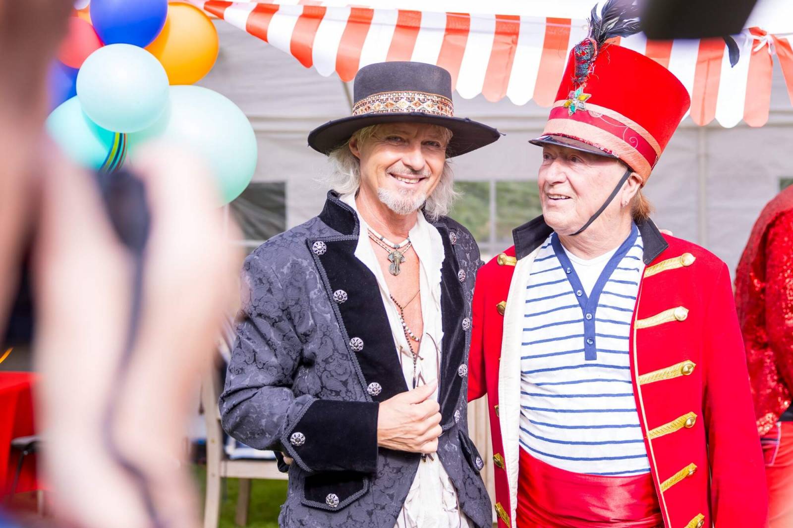 Velbloud, lamy i cirkusový průvod. Petr Janda si pro kolegy připravil zahradní párty