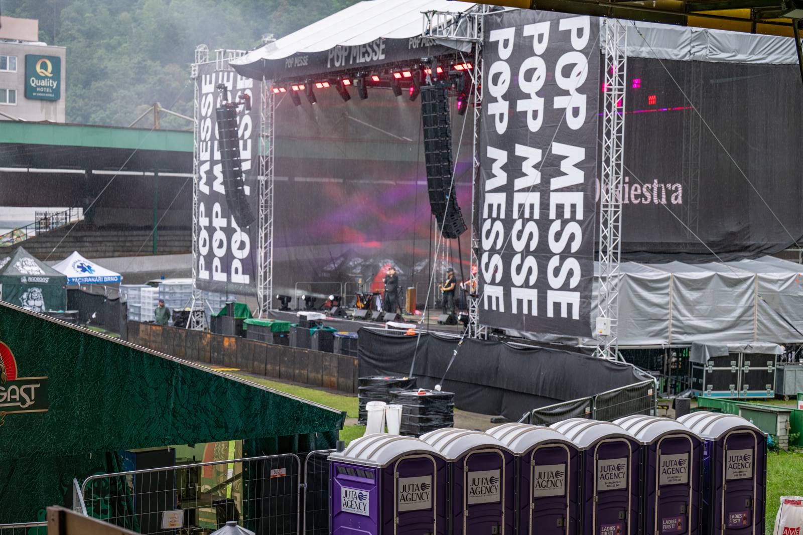 V Brně vytahovali pláštěnky. První den Pop Messe nepřálo počasí