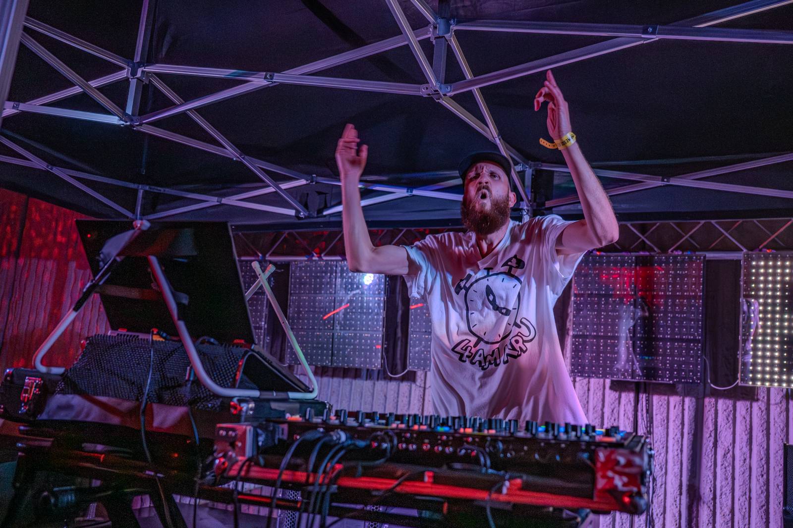 V Brně vytahovali pláštěnky. První den Pop Messe nepřálo počasí