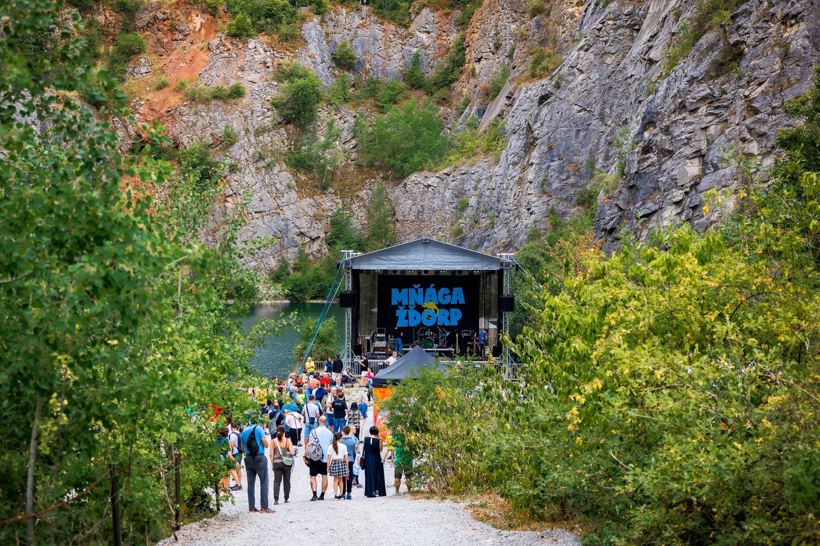 Večer, kdy zpívaly i skály. Mňága a Žďorp zahrála v lomu Velká Amerika, připomněla Mira Žbirku