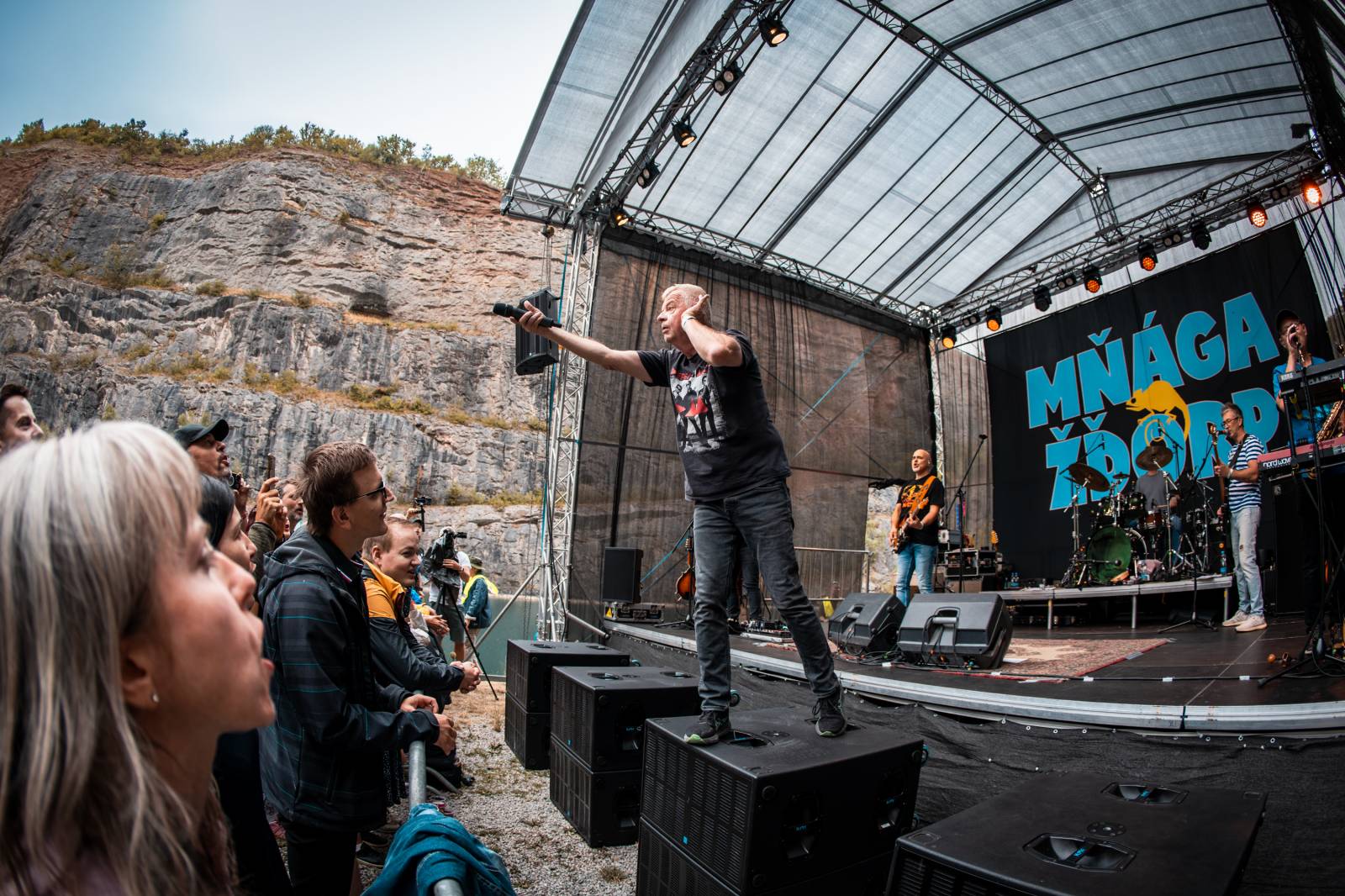 Večer, kdy zpívaly i skály. Mňága a Žďorp zahrála v lomu Velká Amerika, připomněla Mira Žbirku