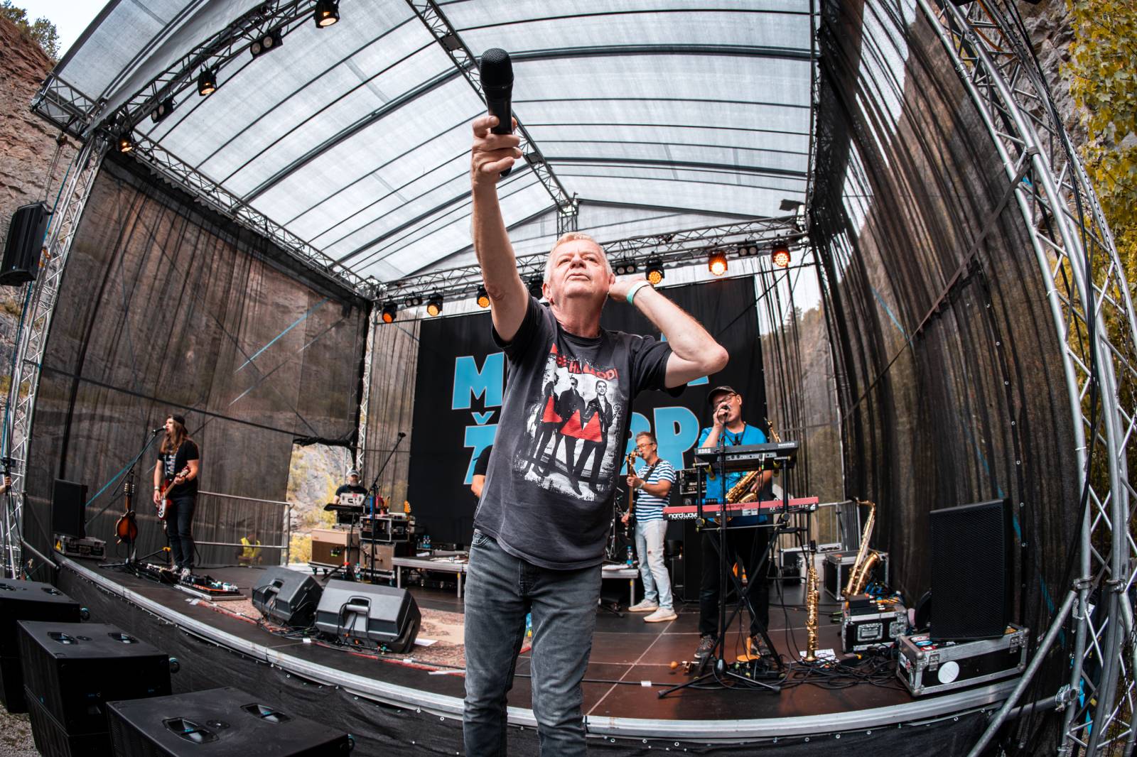 Večer, kdy zpívaly i skály. Mňága a Žďorp zahrála v lomu Velká Amerika, připomněla Mira Žbirku