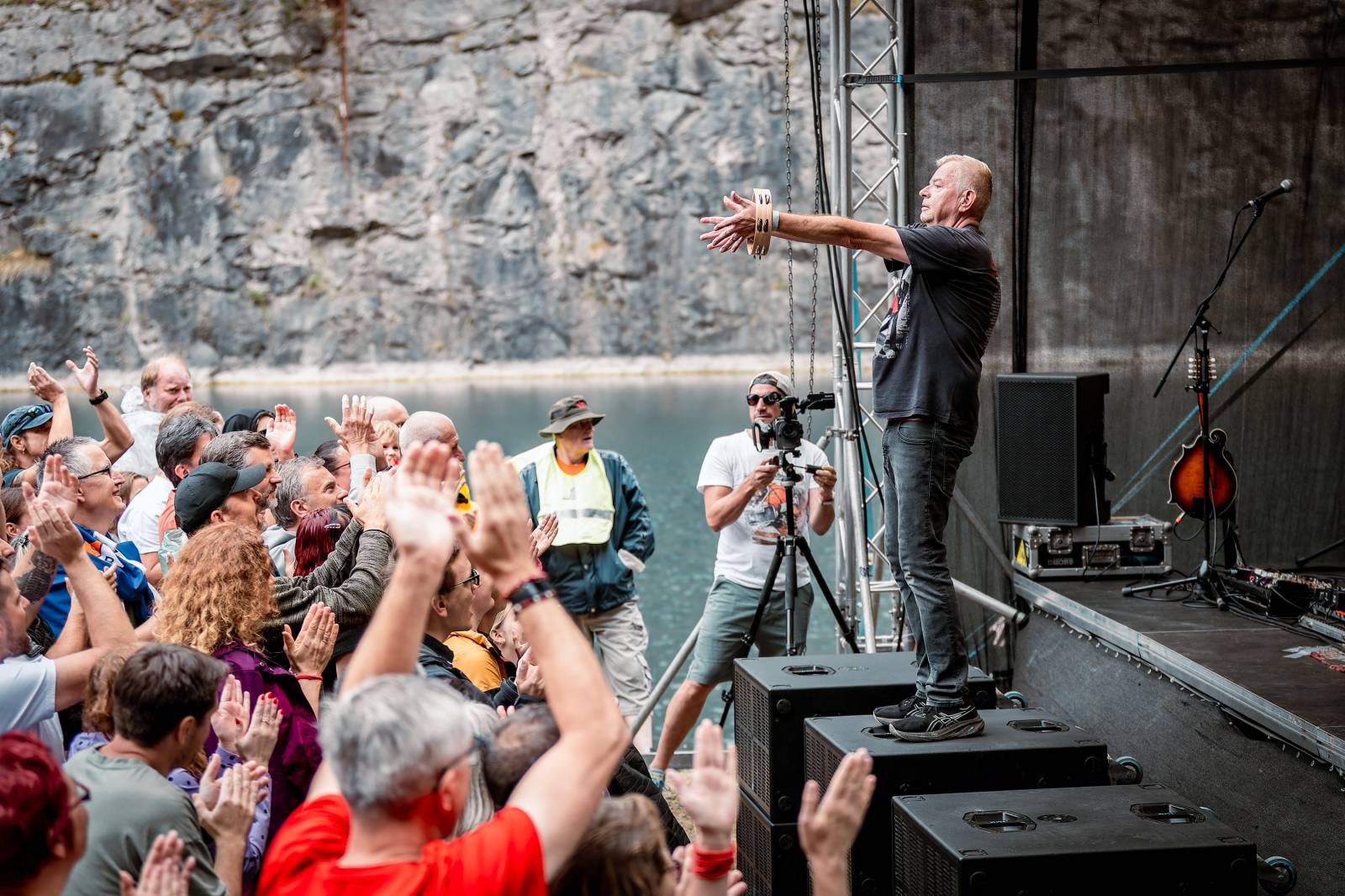 Večer, kdy zpívaly i skály. Mňága a Žďorp zahrála v lomu Velká Amerika, připomněla Mira Žbirku