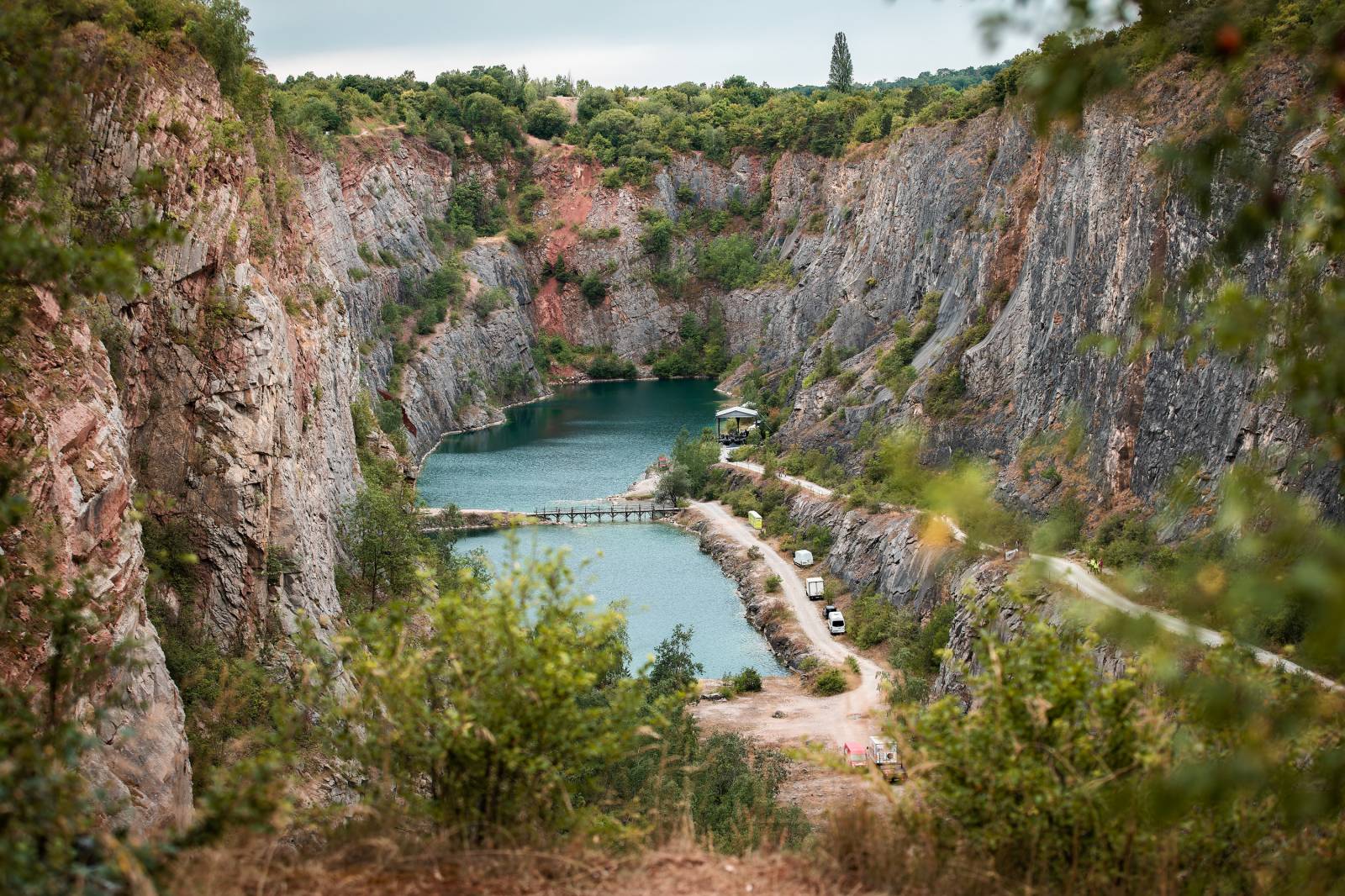 Večer, kdy zpívaly i skály. Mňága a Žďorp zahrála v lomu Velká Amerika, připomněla Mira Žbirku