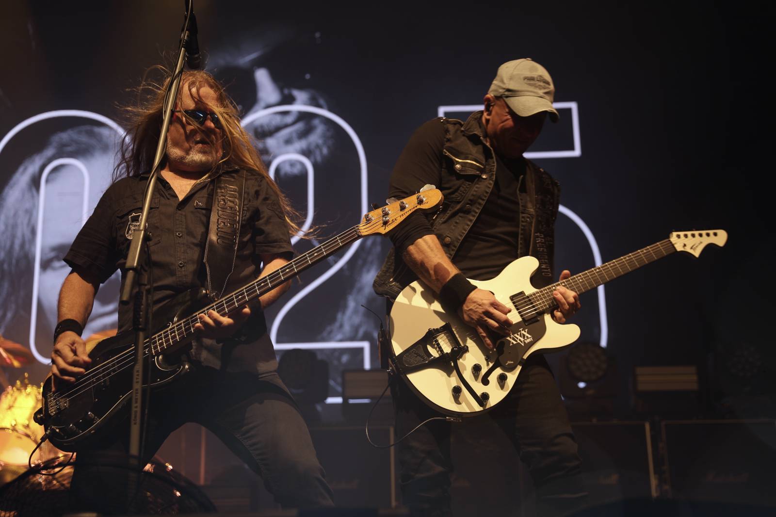 Kabát na Rožmberku vsadil na osvědčené hity, do davu hodil podepsaný klobouk. Wanastowi Vjecy si na přídavek pozvali Lucii