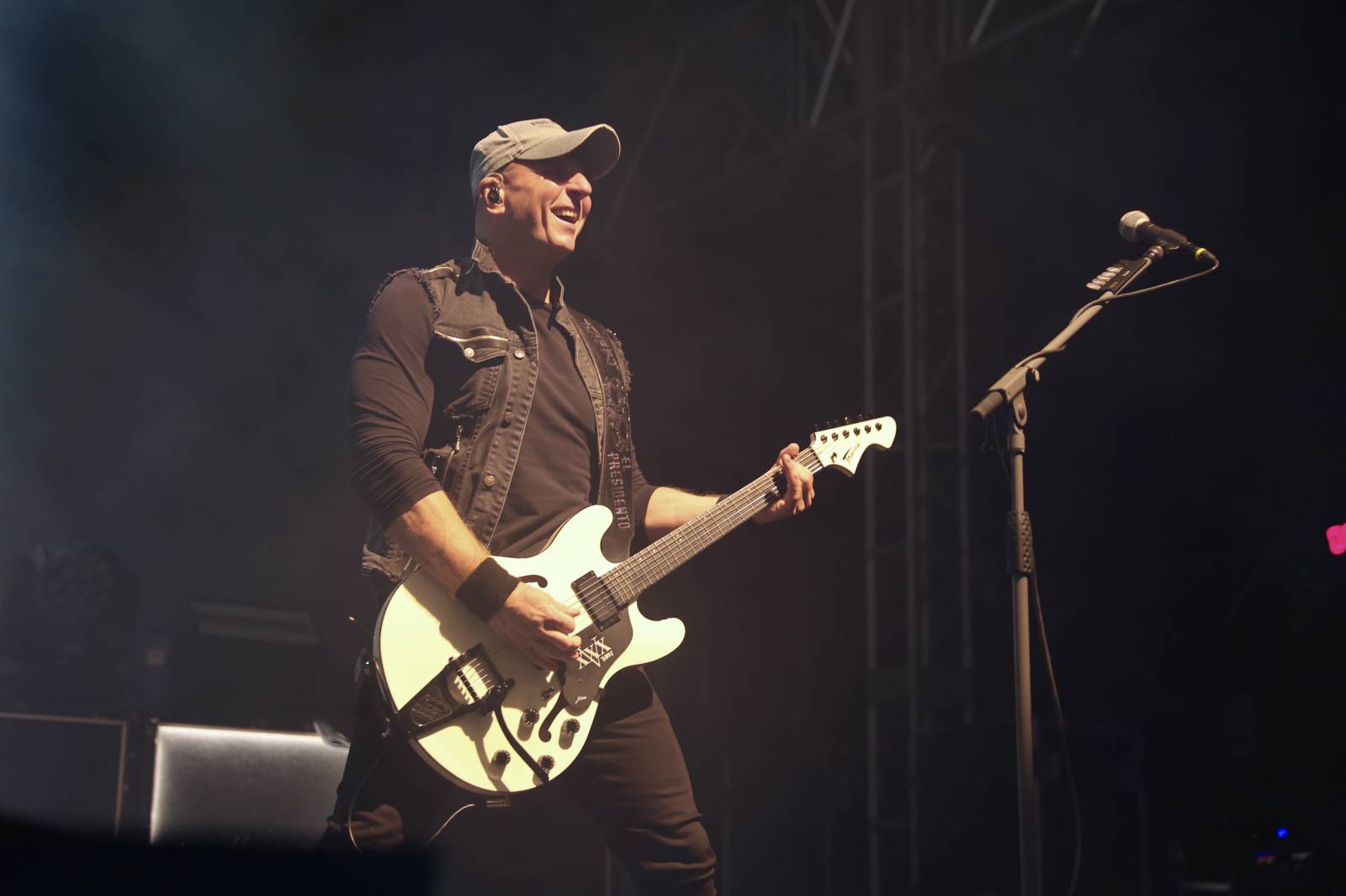 Kabát na Rožmberku vsadil na osvědčené hity, do davu hodil podepsaný klobouk. Wanastowi Vjecy si na přídavek pozvali Lucii