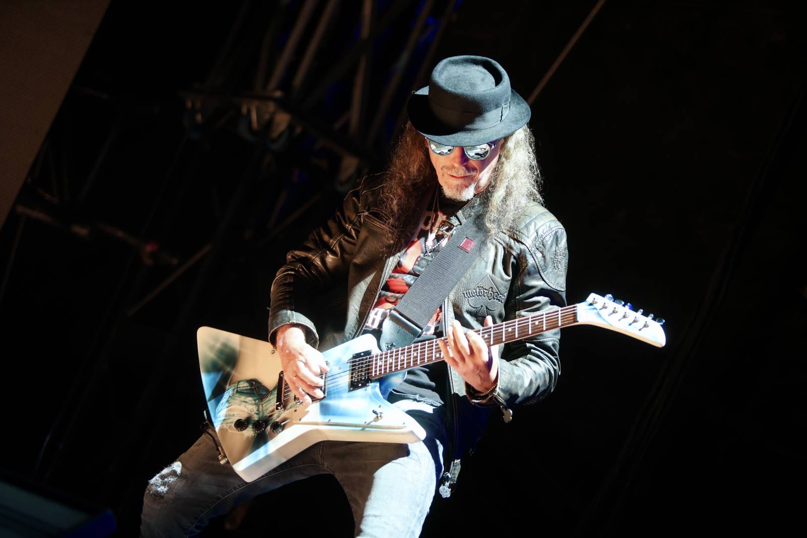 Kabát na Rožmberku vsadil na osvědčené hity, do davu hodil podepsaný klobouk. Wanastowi Vjecy si na přídavek pozvali Lucii