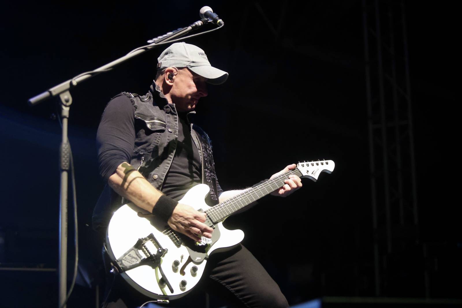 Kabát na Rožmberku vsadil na osvědčené hity, do davu hodil podepsaný klobouk. Wanastowi Vjecy si na přídavek pozvali Lucii