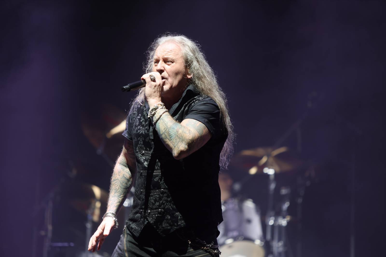 Kabát na Rožmberku vsadil na osvědčené hity, do davu hodil podepsaný klobouk. Wanastowi Vjecy si na přídavek pozvali Lucii