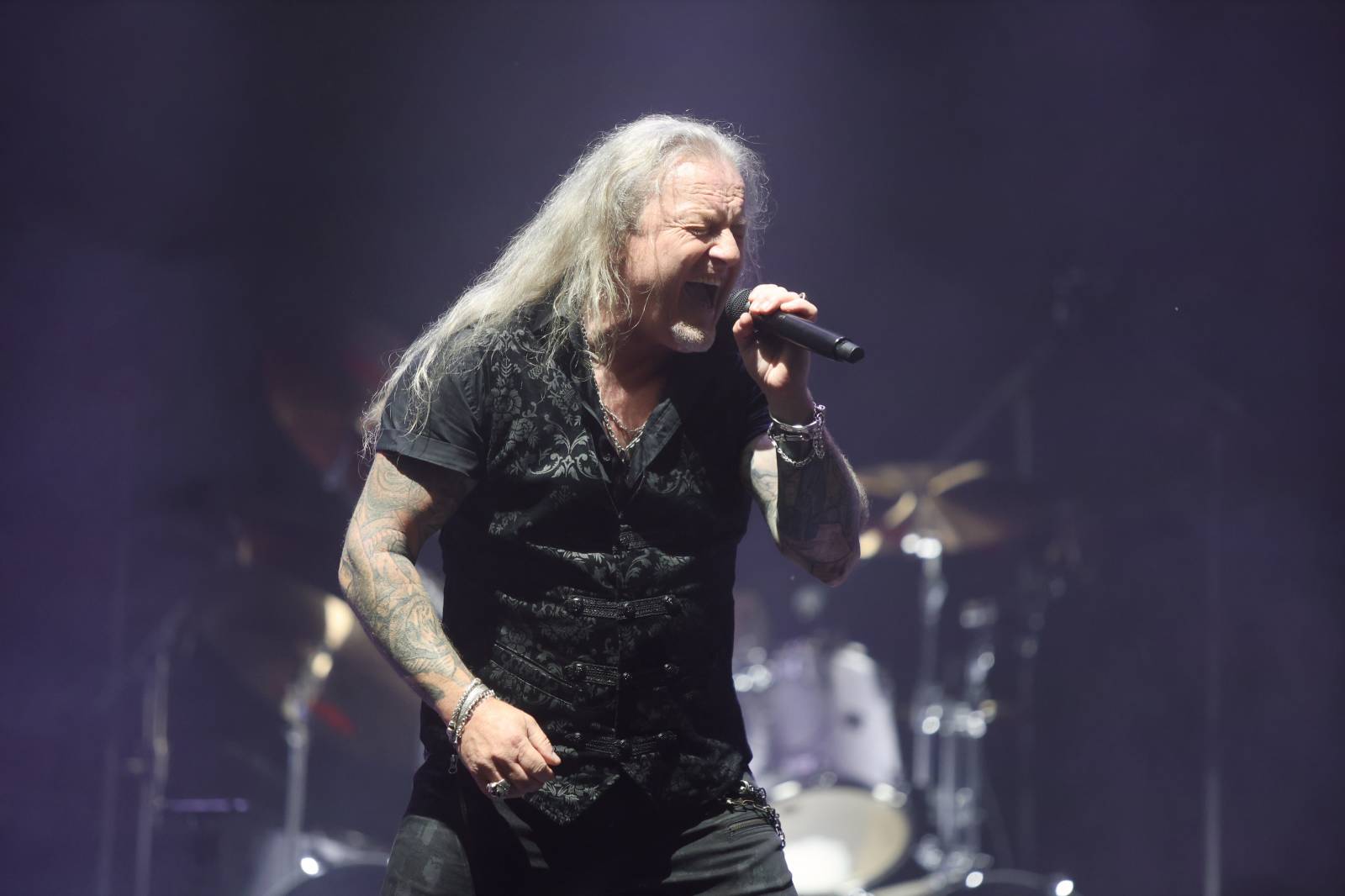 Kabát na Rožmberku vsadil na osvědčené hity, do davu hodil podepsaný klobouk. Wanastowi Vjecy si na přídavek pozvali Lucii