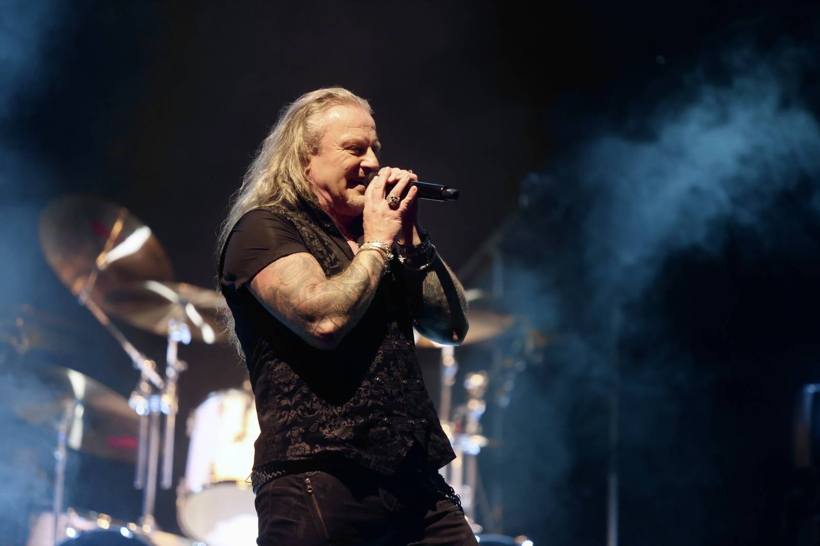 Kabát na Rožmberku vsadil na osvědčené hity, do davu hodil podepsaný klobouk. Wanastowi Vjecy si na přídavek pozvali Lucii