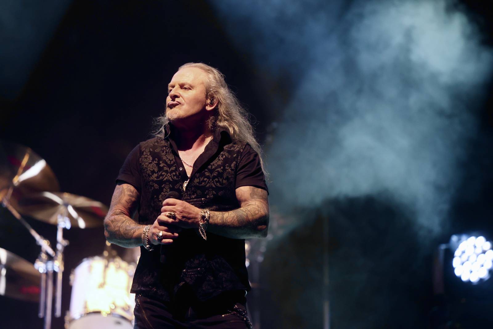 Kabát na Rožmberku vsadil na osvědčené hity, do davu hodil podepsaný klobouk. Wanastowi Vjecy si na přídavek pozvali Lucii