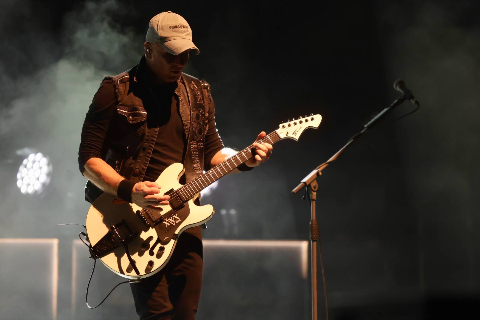 Kabát na Rožmberku vsadil na osvědčené hity, do davu hodil podepsaný klobouk. Wanastowi Vjecy si na přídavek pozvali Lucii