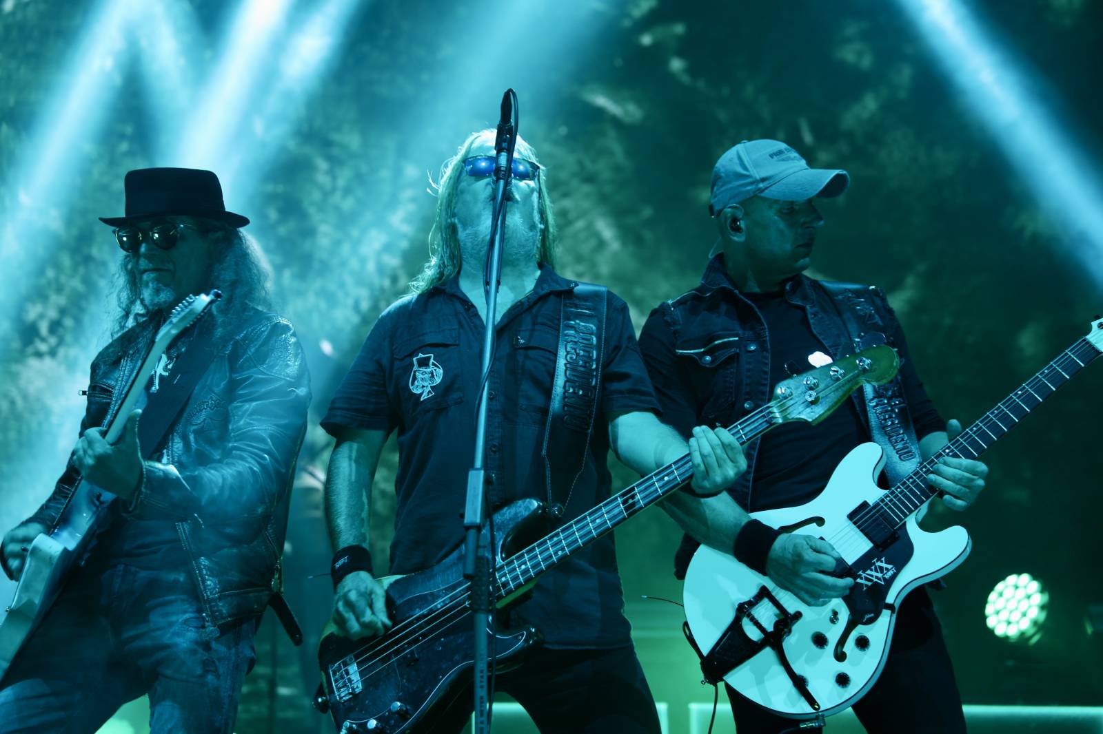 Kabát na Rožmberku vsadil na osvědčené hity, do davu hodil podepsaný klobouk. Wanastowi Vjecy si na přídavek pozvali Lucii