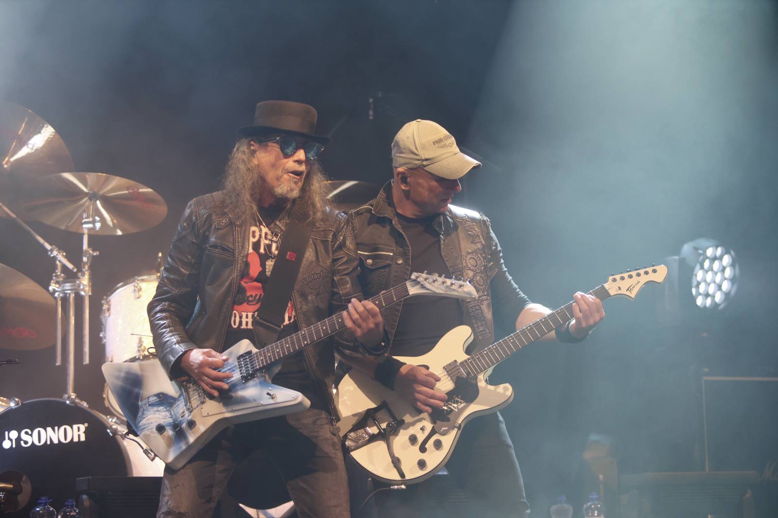 Kabát na Rožmberku vsadil na osvědčené hity, do davu hodil podepsaný klobouk. Wanastowi Vjecy si na přídavek pozvali Lucii