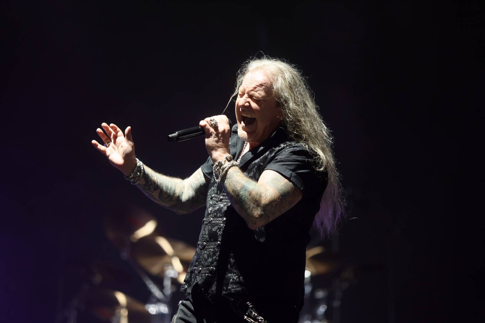 Kabát na Rožmberku vsadil na osvědčené hity, do davu hodil podepsaný klobouk. Wanastowi Vjecy si na přídavek pozvali Lucii