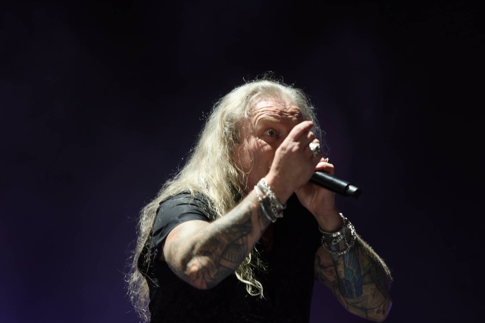 Kabát na Rožmberku vsadil na osvědčené hity, do davu hodil podepsaný klobouk. Wanastowi Vjecy si na přídavek pozvali Lucii