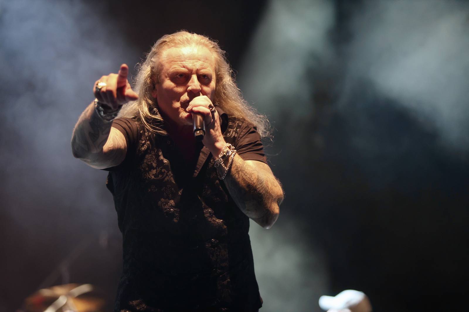 Kabát na Rožmberku vsadil na osvědčené hity, do davu hodil podepsaný klobouk. Wanastowi Vjecy si na přídavek pozvali Lucii