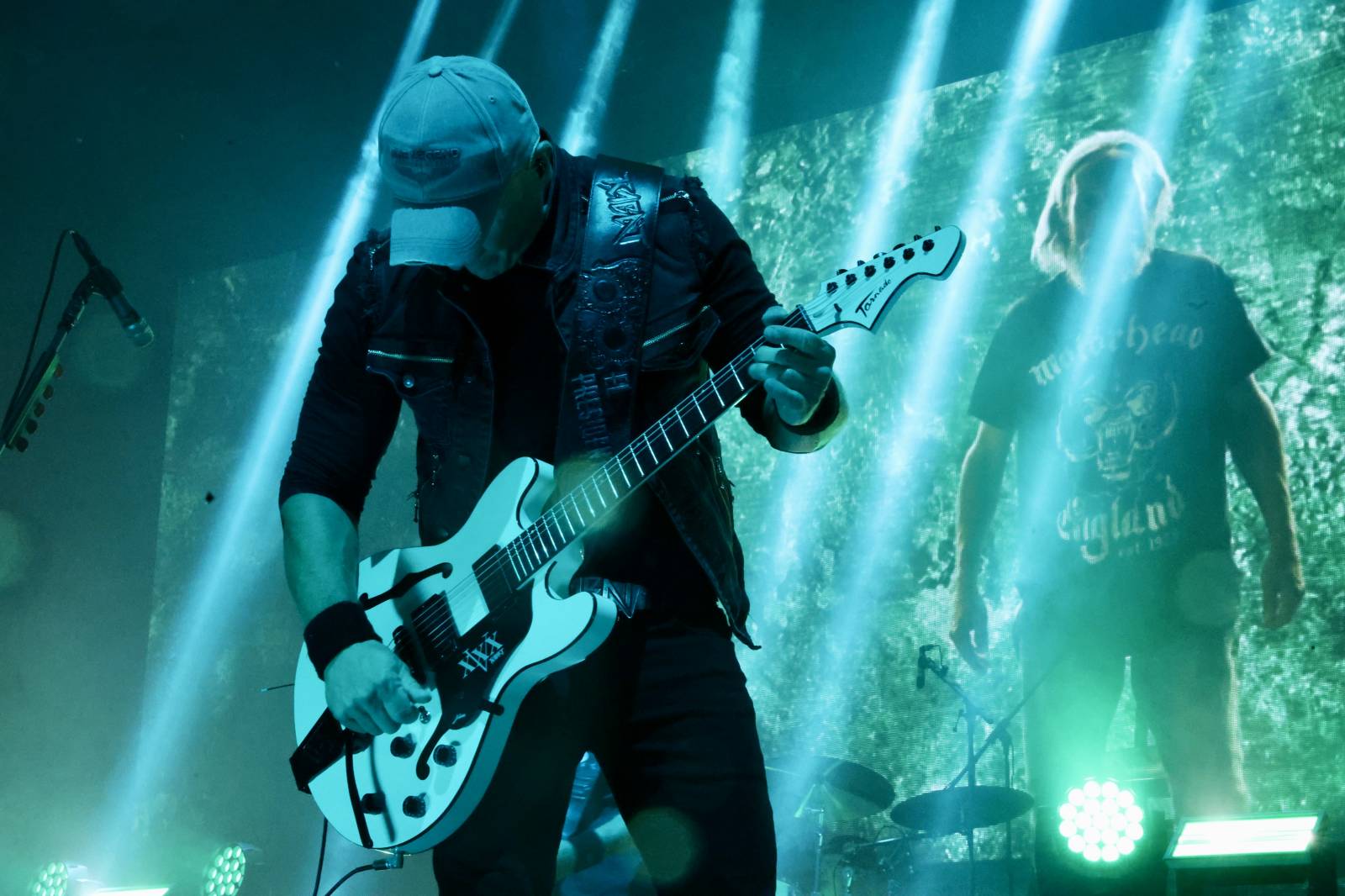 Kabát na Rožmberku vsadil na osvědčené hity, do davu hodil podepsaný klobouk. Wanastowi Vjecy si na přídavek pozvali Lucii