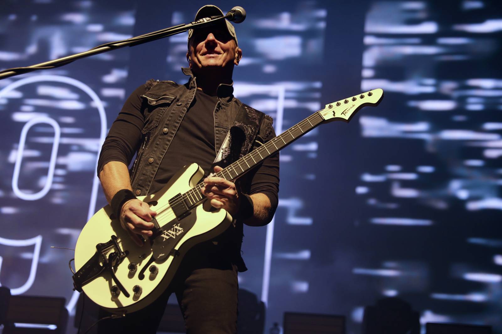 Kabát na Rožmberku vsadil na osvědčené hity, do davu hodil podepsaný klobouk. Wanastowi Vjecy si na přídavek pozvali Lucii