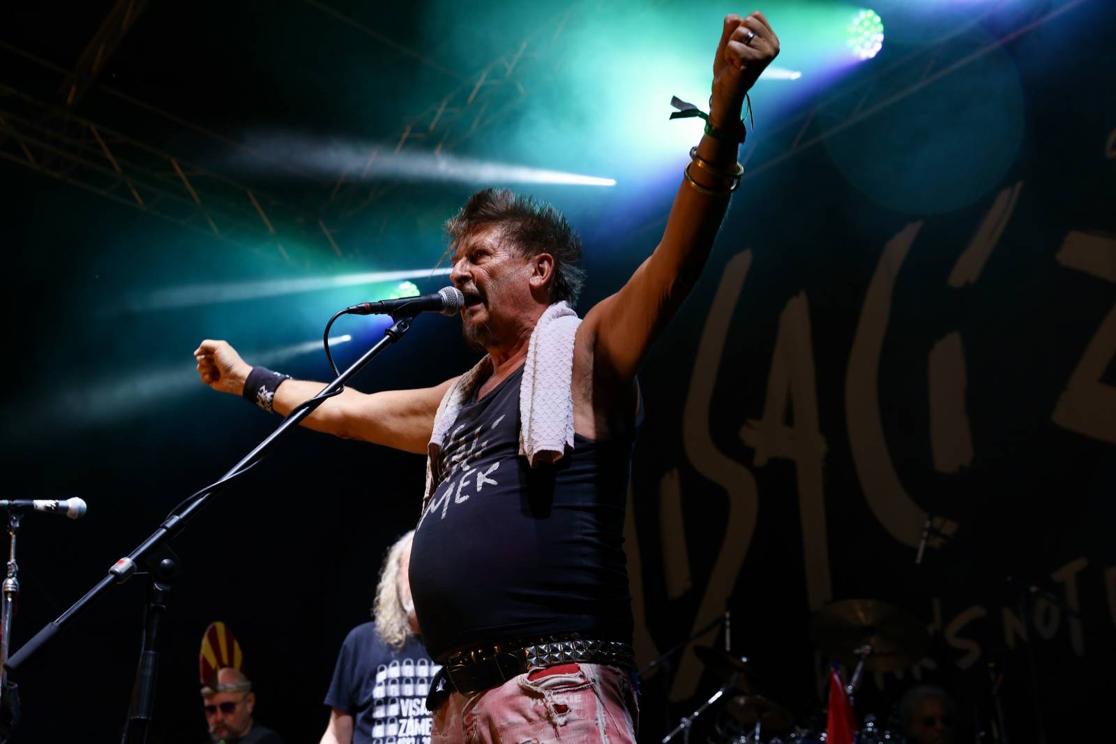 Kabát na Rožmberku vsadil na osvědčené hity, do davu hodil podepsaný klobouk. Wanastowi Vjecy si na přídavek pozvali Lucii