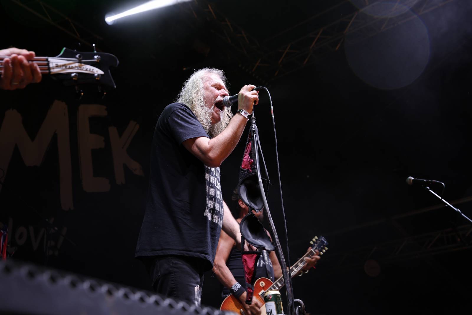 Kabát na Rožmberku vsadil na osvědčené hity, do davu hodil podepsaný klobouk. Wanastowi Vjecy si na přídavek pozvali Lucii