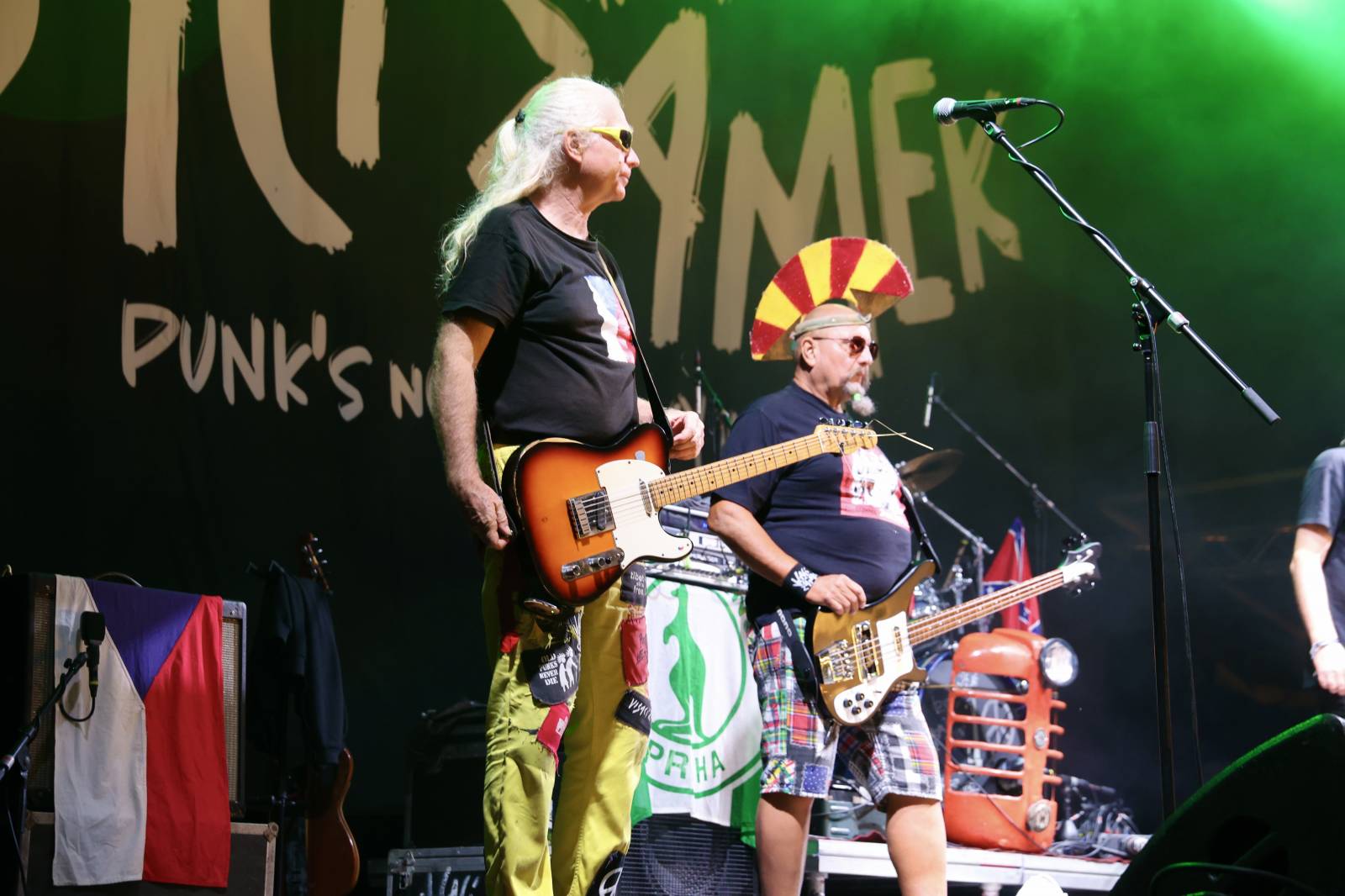 Kabát na Rožmberku vsadil na osvědčené hity, do davu hodil podepsaný klobouk. Wanastowi Vjecy si na přídavek pozvali Lucii