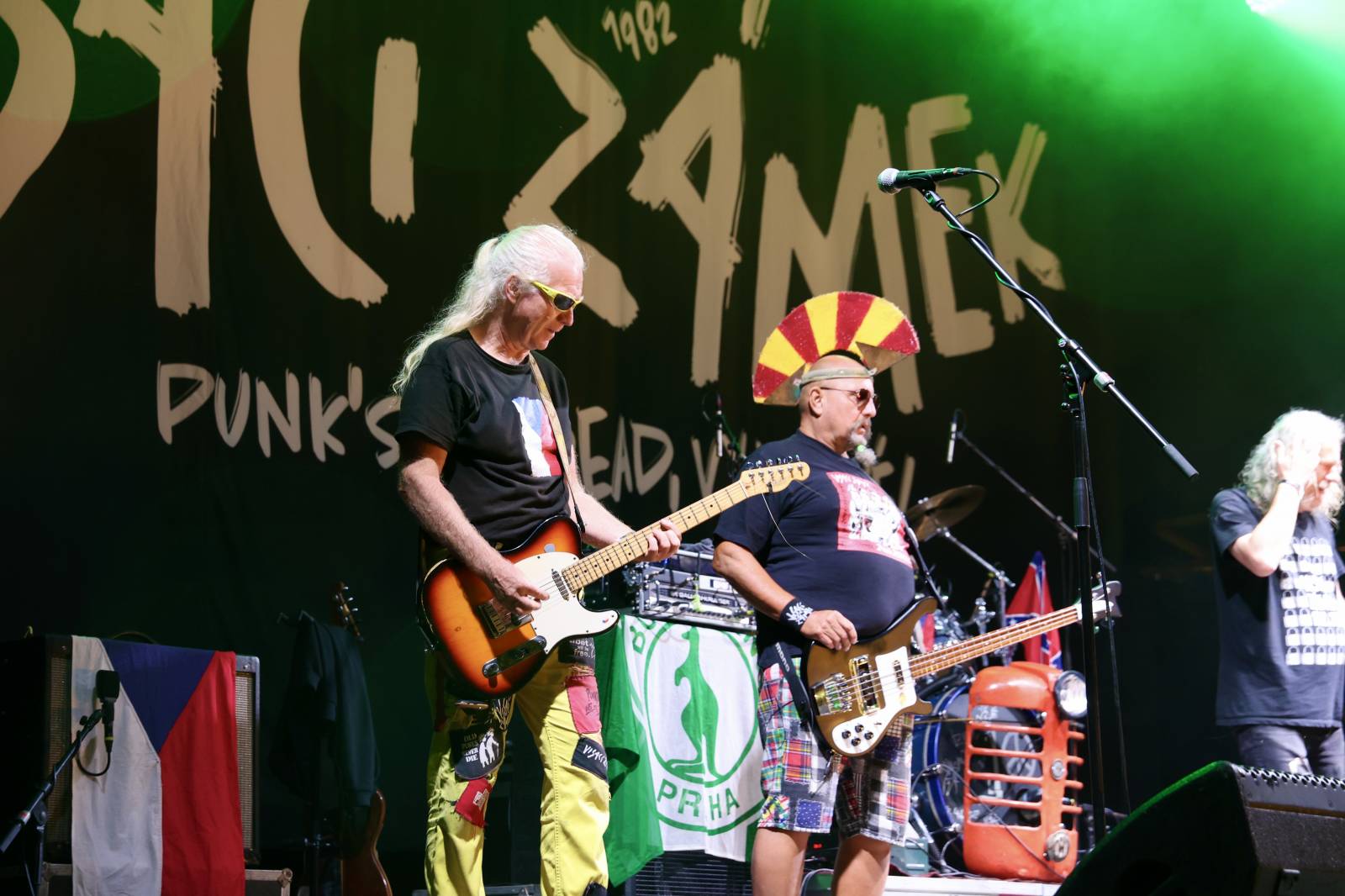 Kabát na Rožmberku vsadil na osvědčené hity, do davu hodil podepsaný klobouk. Wanastowi Vjecy si na přídavek pozvali Lucii