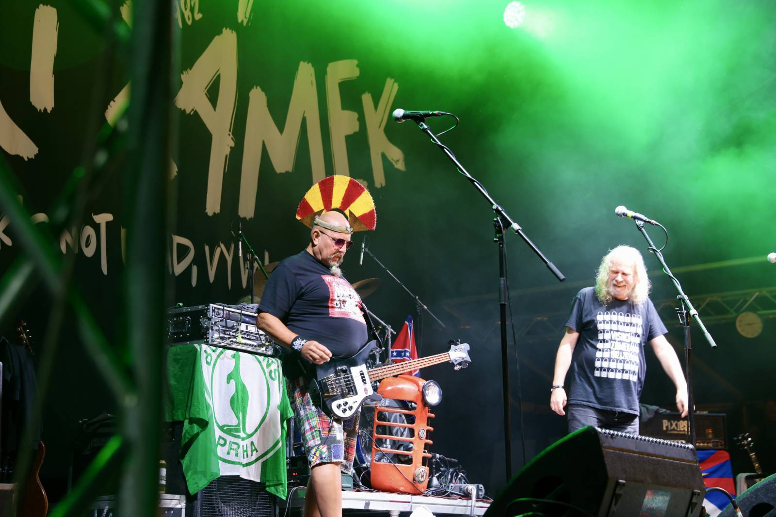 Kabát na Rožmberku vsadil na osvědčené hity, do davu hodil podepsaný klobouk. Wanastowi Vjecy si na přídavek pozvali Lucii