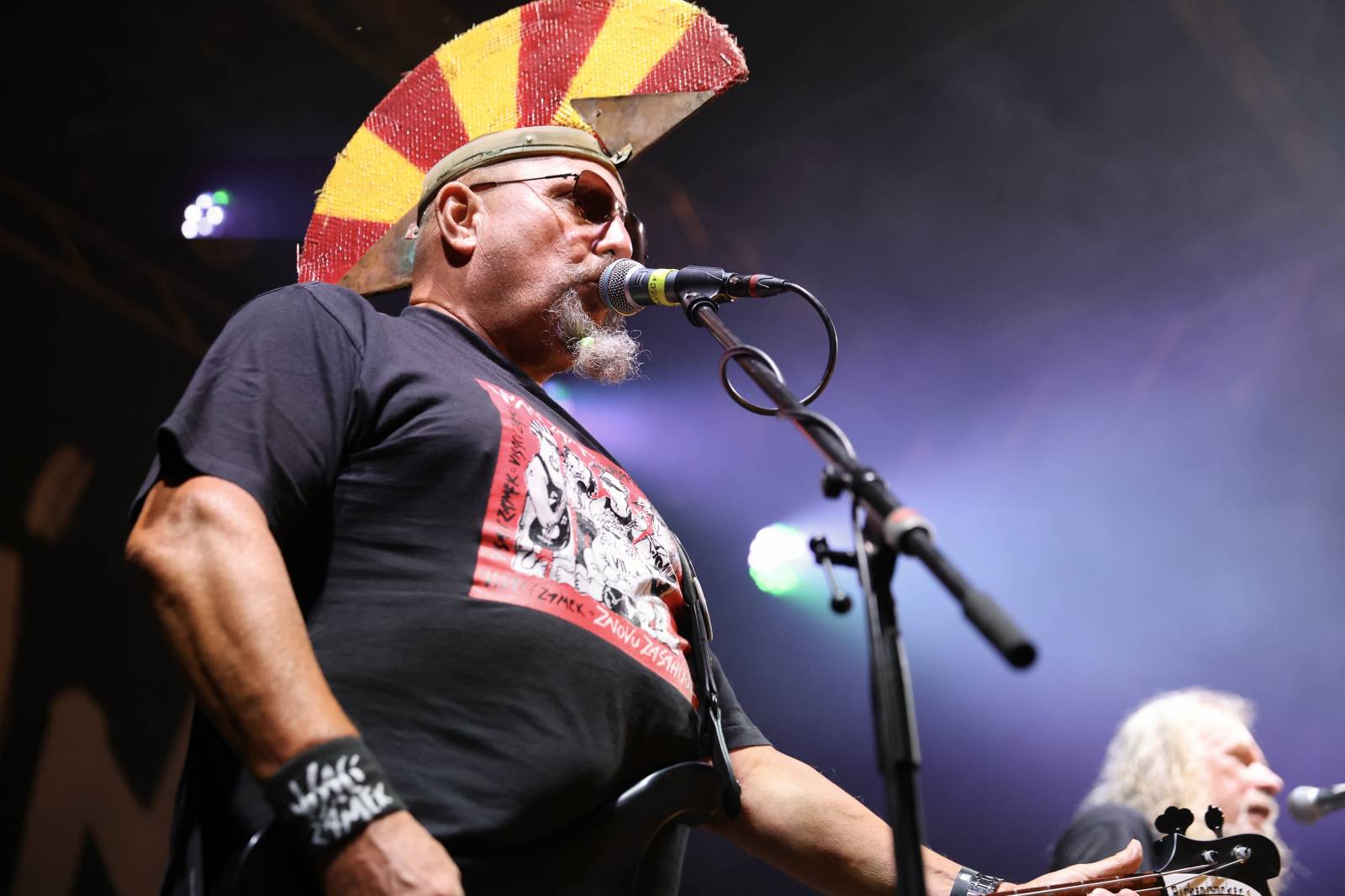 Kabát na Rožmberku vsadil na osvědčené hity, do davu hodil podepsaný klobouk. Wanastowi Vjecy si na přídavek pozvali Lucii