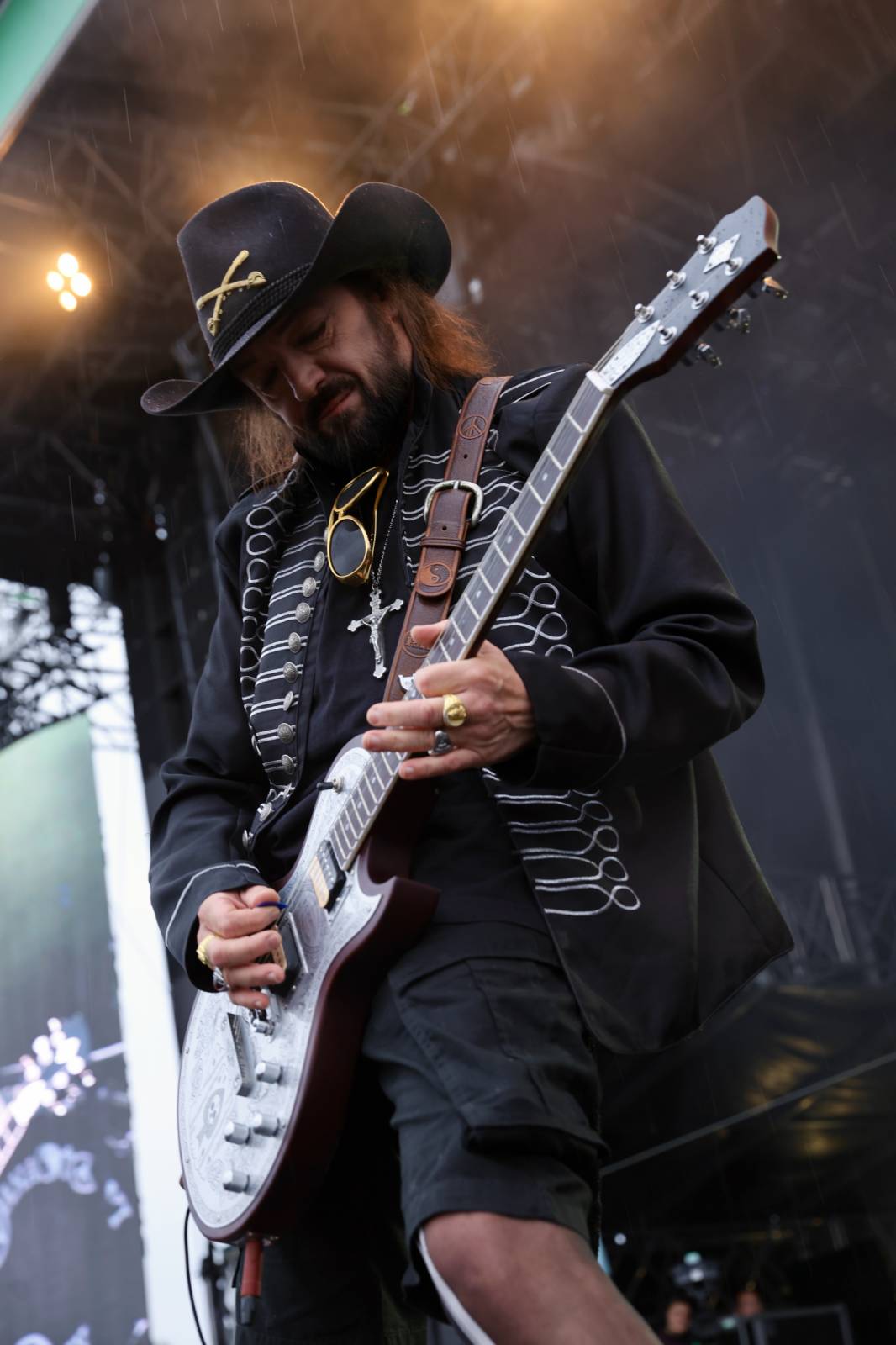 Kabát na Rožmberku vsadil na osvědčené hity, do davu hodil podepsaný klobouk. Wanastowi Vjecy si na přídavek pozvali Lucii