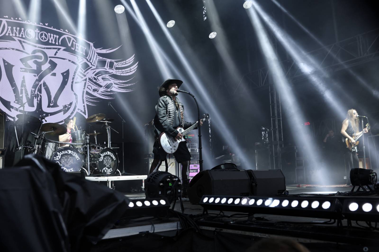 Kabát na Rožmberku vsadil na osvědčené hity, do davu hodil podepsaný klobouk. Wanastowi Vjecy si na přídavek pozvali Lucii